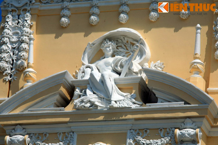 Ba cụm điêu khác này là hình tượng nhân cách hóa quốc gia về Nữ thần Marianne - được coi là hiện thân cho nền Cộng hòa Pháp, biểu hiện cho những giá trị tự do, bình đẳng, huynh đệ, bác ái.