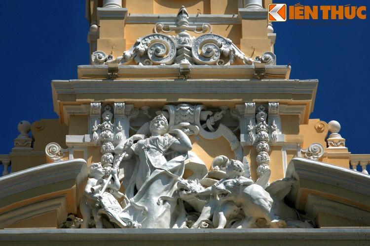 Chính giữa mặt tiền là mảng tượng trang trí hình người phụ nữ và hai đứa bé đang chế ngự thú dữ.