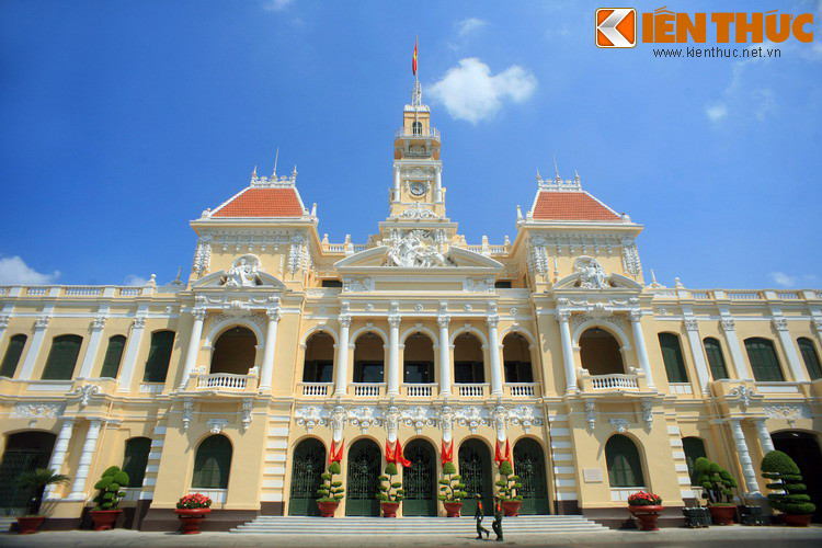 Tòa nhà do kiến trúc sư Femand Gardè thiết kế, ban đầu có tên tiếng Pháp Hôtel de ville, tên tiếng Việt là Dinh xã Tây, sau 1954 là Tòa đô chánh Sài Gòn.