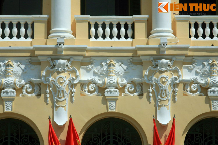 30 mét mặt tiền tòa nhà có hầu hết các yếu tố tạo thành phong cách kiến trúc thời Đệ tam Cộng hòa Pháp (1870-1940) như tháp chuông, tràng hoa, huy hiệu... được tạo tác với độ tinh xảo cao.