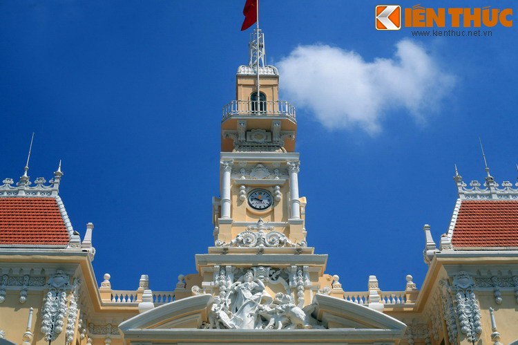 Dinh xã Tây được lấy hình mẫu từ tòa thị chính ở Paris, theo phong cách chủ đạo là phong cách Phục Hưng. Công trình có lầu chuông cao kiểu miền Bắc nước Pháp ở giữa, hai bên tháp chuông là hai dãy nhà đối xứng.