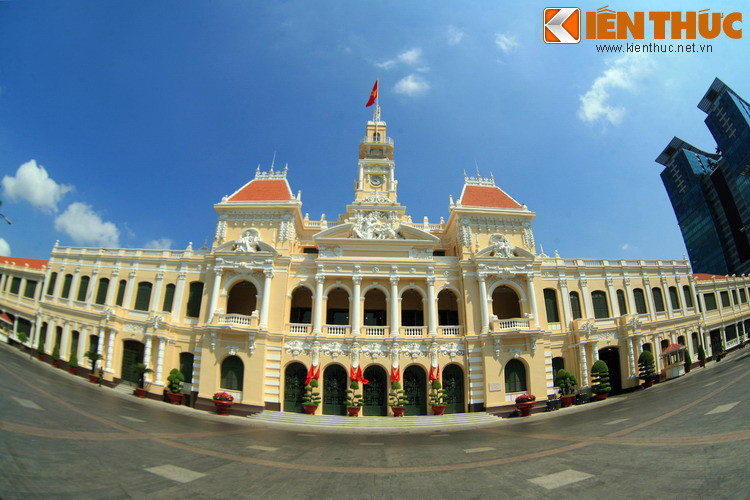 Trên bình diện rộng hơn, tòa nhà có tầm quan trọng đặc biệt trong việc định hình bản sắc đô thị của TP HCM thời hiện đại.