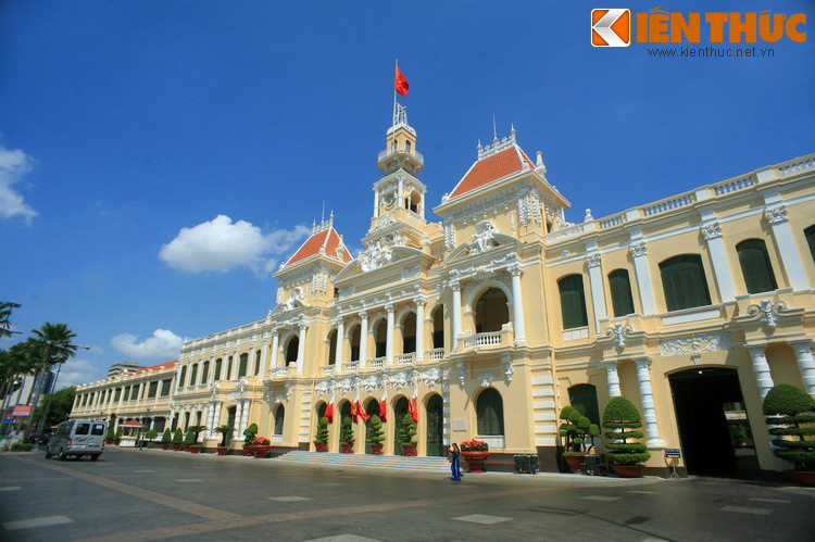 Sau khi đất nước thống nhất năm 1975, tòa nhà được sử dụng làm trụ sở của UBND TP HCM.