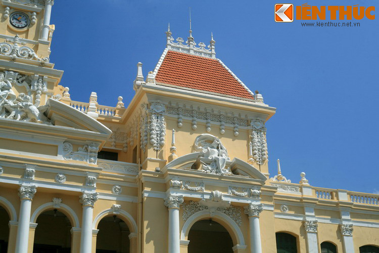 Thiết kế mặt đứng công trình có sự pha trộn của nhiều phong cách kiến trúc châu Âu với bố cục kiểu Phục Hưng, trang trí kiểu Baroque và Rococo, cửa sắt kiểu Art - nouveau...