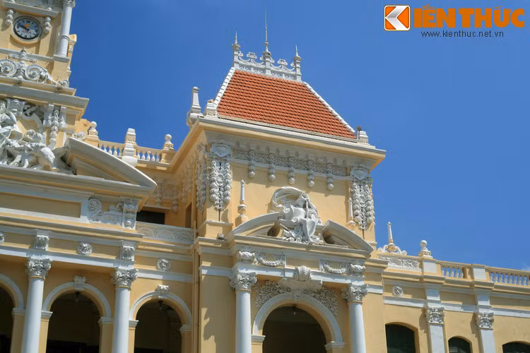 Thiết kế mặt đứng công trình có sự pha trộn của nhiều phong cách kiến trúc châu Âu với bố cục kiểu Phục Hưng, trang trí kiểu Baroque và Rococo, cửa sắt kiểu Art - nouveau...