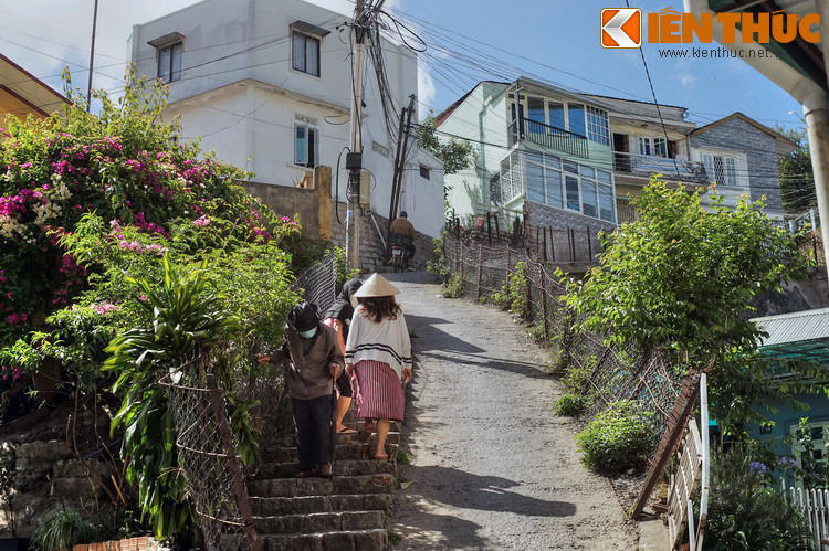 Khung cảnh ở dốc Nhà Bò,với những ngôi nhà "mọc lên" từ thấp đến cao theo chiều cao con dốc.