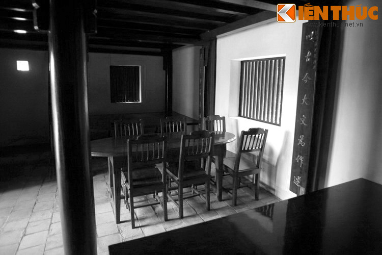 Thầy luôn căn dặn những học trò thân yêu rằng: “Chữ là mắt. Người không có chữ coi như bị mù vậy”. Thầy cũng tâm sự: “Thầy nghĩ chúng ta học cái chữ để biết được điều hay lẽ phải trên đời và theo thầy, trước hết là học để biết và làm được những việc ích nước lợi dân”. Ảnh: Bên trong nhà Ngọa Du Sào.