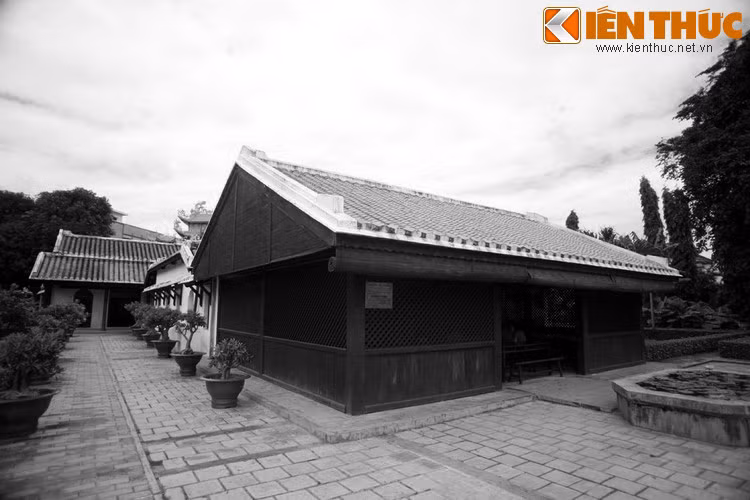 Trong thư gửi cho chị Thanh và anh cả Khiêm, Nguyễn Tất Thành tâm sự: “...Em nhận dạy chữ Tây cho lớp nhì, dạy sử ký, địa dư cho lớp nhất… Trường Dục Thanh là một cung trên con đường em đi… Em sẽ ở lại đây một thời gian để rồi đi tiếp vô Sài Gòn”. Ảnh: Khu lớp học được phục dựng theo mô tả của các cựu học trò thời Bác Hồ dạy học ở đây.