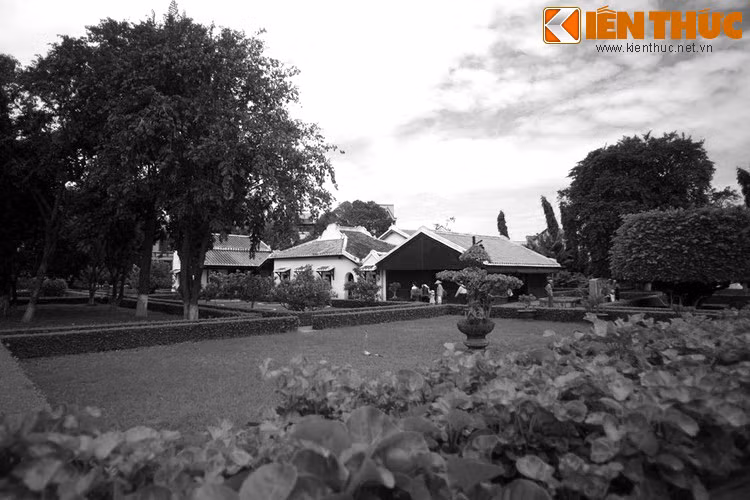 Ngược dòng thời gian, trường Dục Thanh được các sĩ phu yêu nước Phan Thiết thành lập năm 1907 để hưởng ứng phong trào Duy Tân. Tháng 8/1910, người thanh niên Nguyễn Tất Thành được ông nghè Trương Gia Mô - bạn đồng liêu của phụ thân - giới thiệu đến dạy học tại trường Dục Thanh. Ảnh: Một góc khuôn viên trường Dục Thanh.