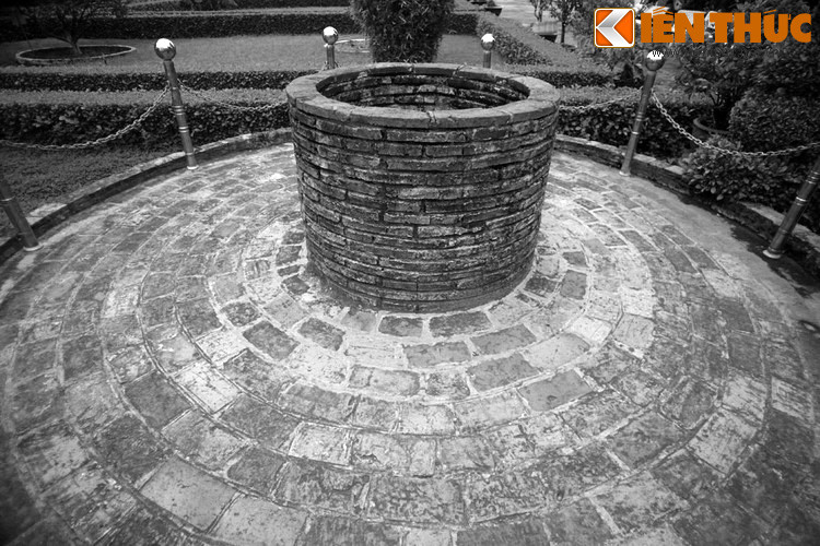 Tháng 2/1911, thầy Thành rời trường để vào Sài Gòn thực hiện chí lớn. Các trò đã nhòa lệ khi nghe đọc bức thư thầy để lại: “...Thầy ra đi nhưng lòng vẫn hằng mong các em là những trò giỏi của trường, con ngoan của gia đình, ra đường biết kính người già, nhường em nhỏ, yêu quý mọi người...”. Ảnh: Giếng nước trăm tuổi thầy Thành từng dùng lấy nước.