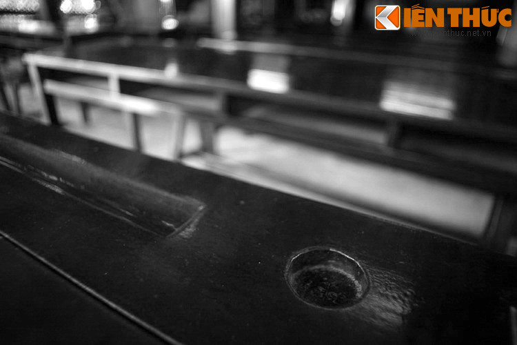 Thầy Thành không chỉ là người thầy giáo mà còn là người bạn tin cậy, quan tâm đến cuộc sống của các trò, giúp đỡ, động viên cả về vật chất và tinh thần. Cuộc sống không đủ đầy, song thầy sẵn sàng dùng tiền công của mình để giúp đỡ gia đình học trò đang gặp khó khăn. Ảnh: Bàn gỗ trong lớp học với rãnh để bút và mực, phục dựng theo lời kể của cựu học trò.