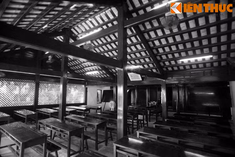 Không chỉ dạy cho học trò kiến thức văn hóa phổ quát, thầy Thành còn gieo vào tâm trí các học trò về ý thức nguồn cội, khơi dậy lòng tự hào dân tộc, tình yêu nước, yêu đồng bào và nỗi niềm trăn trở của người dân mất nước qua mỗi bài giảng. Ảnh: Khung cảnh bên trong phòng học.