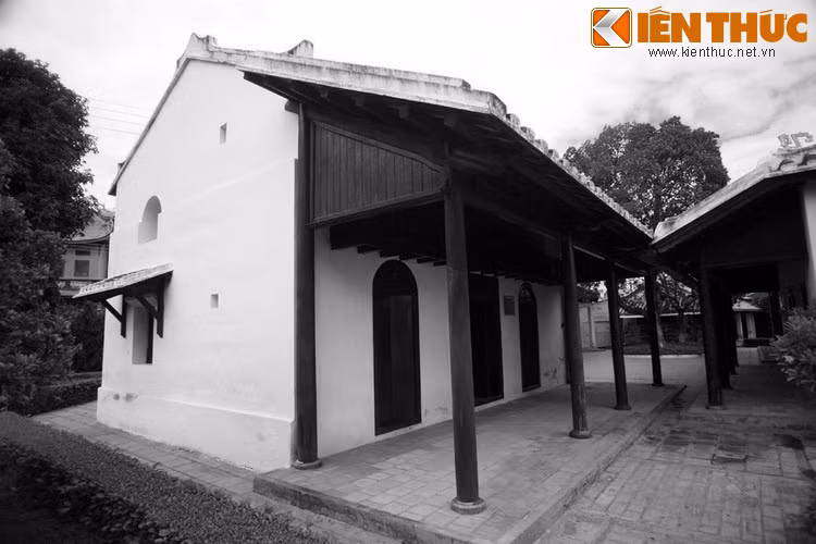 Mặc dù đã xác định ngay từ đầu rằng trường Dục Thanh không phải là nơi dừng chân lâu dài của mình, nhưng nhà giáo Nguyễn Tất Thành vẫn cống hiến hết mình cho sự nghiệp giáo dục cao cả của ngôi trường này. Ảnh: Nhà Ngọa Du Sào phía sau khu lớp học, nơi thầy giáo Nguyễn Tất Thành thường đến đọc sách.