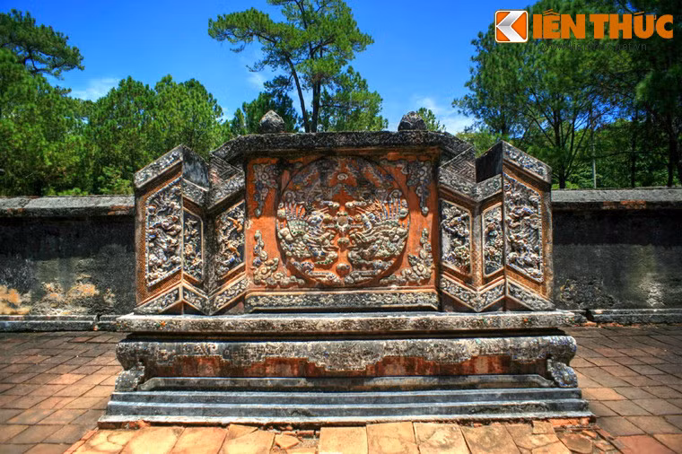 Bức bình phong trang trí hình tượng chim phượng khảm sứ ở lăng mộ Lệ Thiên Hoàng Hậu (vợ cả vua Tự Đức) ở Huế. Ngoài các ý nghĩa đã đề cập, chim phượng cũng được coi là hình ảnh tượng trưng cho phụ nữ quý tộc, hoàng gia thời phong kiến.