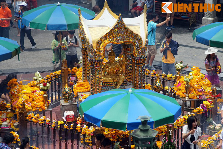 Những bức tượng Phật bốn mặt xuất hiện nhiều nơi ở Thái Lan, khiến du khách phương xa không khỏi tò mò về ý nghĩa của hình tượng này. Vậy Phật bốn mặt có tầm quan trọng như thế nào trong văn hóa tâm linh của người Thái? (Ảnh trong bài chụp tại đền Erawan và một số địa điểm khác ở Bangkok, Thái Lan).