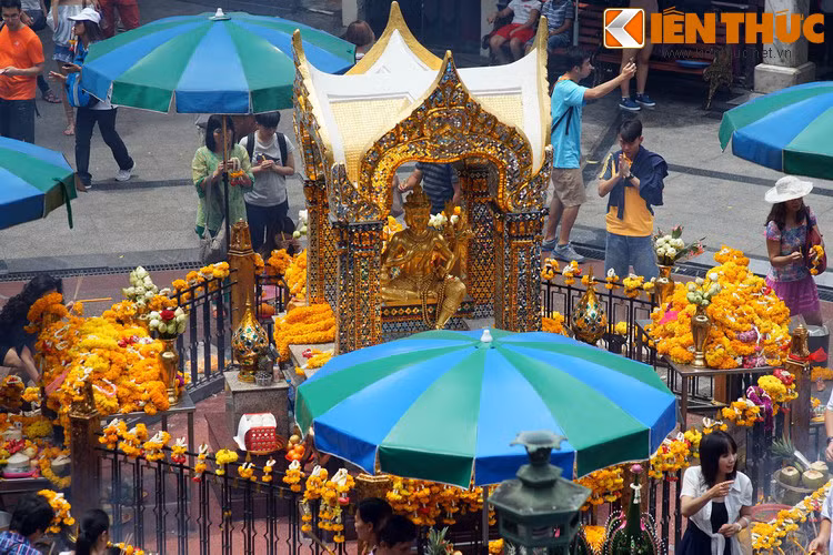 Những bức tượng Phật bốn mặt xuất hiện nhiều nơi ở Thái Lan, khiến du khách phương xa không khỏi tò mò về ý nghĩa của hình tượng này. Vậy Phật bốn mặt có tầm quan trọng như thế nào trong văn hóa tâm linh của người Thái? (Ảnh trong bài chụp tại đền Erawan và một số địa điểm khác ở Bangkok, Thái Lan).