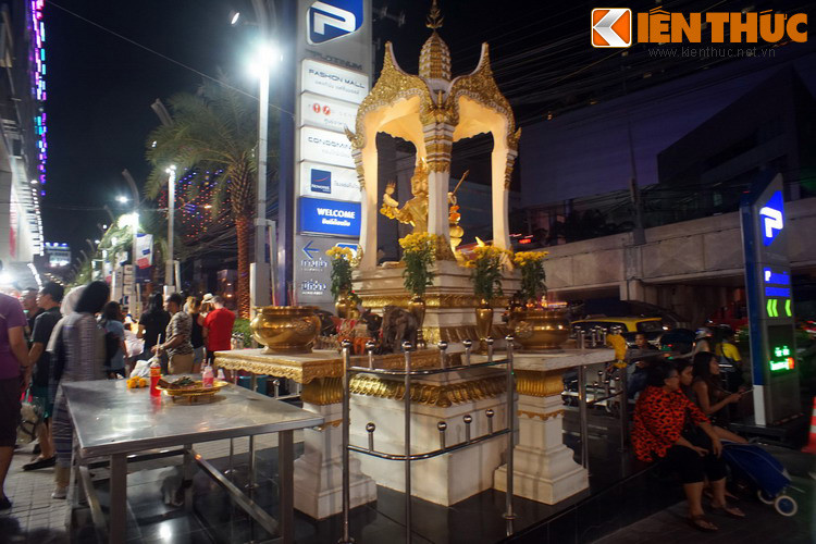 Khách du lịch có thể gặp các điện thờ tượng Phật bốn mặt trên một số con phố ở Thái Lan.