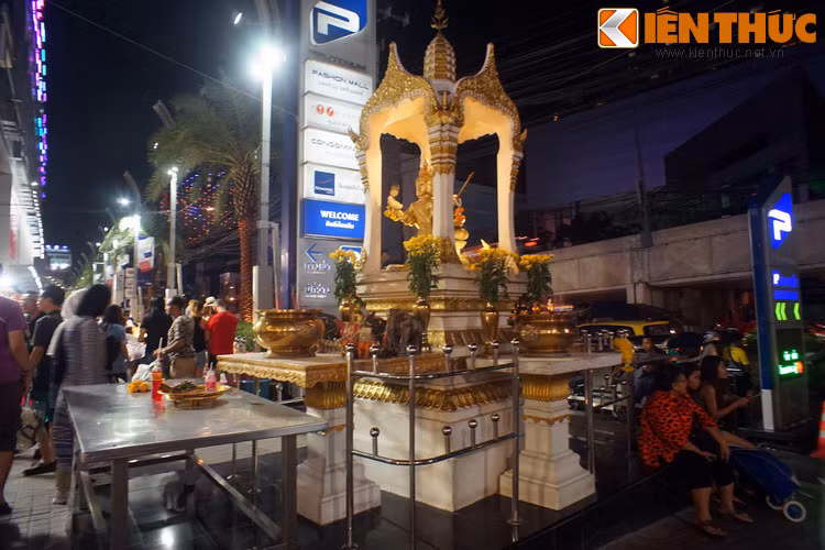 Khách du lịch có thể gặp các điện thờ tượng Phật bốn mặt trên một số con phố ở Thái Lan.