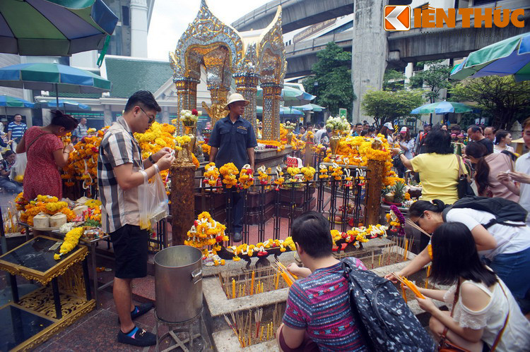 Không chỉ người dân Thái Lan đến tham quan, hành lễ tại các tượng Phật bốn mặt, nhiều du khách từ các nước cũng đến tìm hiểu về văn hóa này.