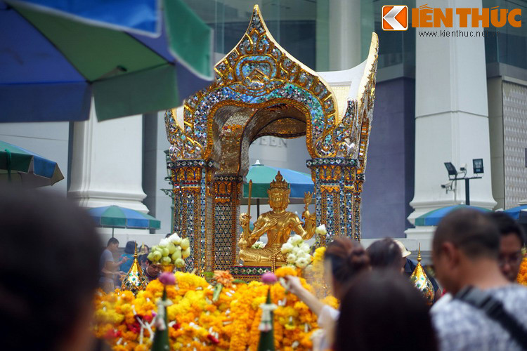 Phật bốn mặt được người Thái Lan gọi là thần Than Tao Mahaprom. Phật bốn mặt còn được gọi là Phật Tứ diện. Đây là một vị thần Sáng tạo có nguồn gốc từ Bà La Môn Giáo, đã được du nhập vào Phật giáo Nguyên Thủy - nhánh Phật giáo được truyền bá và phát triển mạnh mẽ ở Thái Lan. 