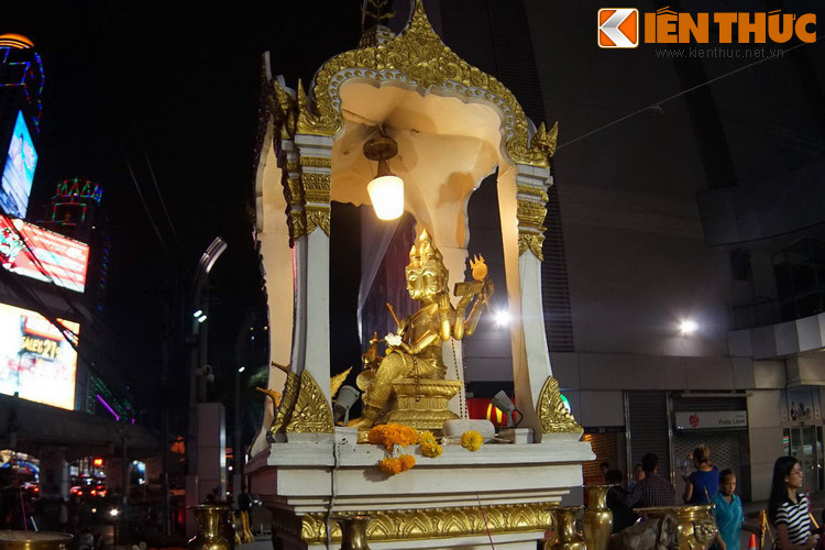 Các điện thờ sáng điện cả đêm để phục vụ tín ngưỡng của người dân.