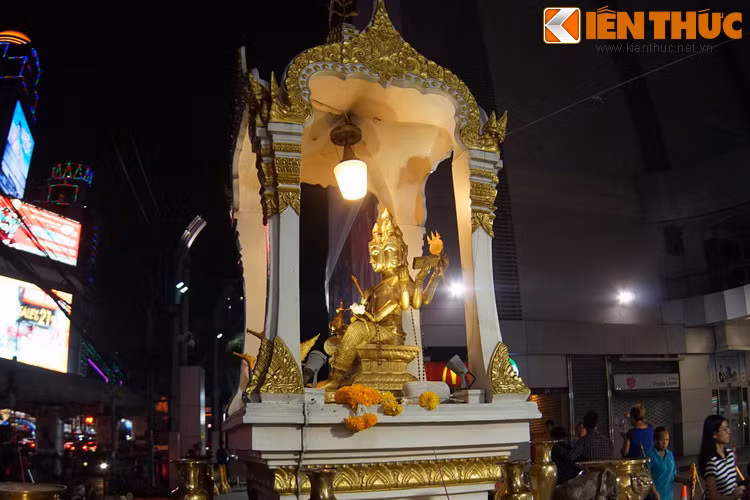 Các điện thờ sáng điện cả đêm để phục vụ tín ngưỡng của người dân.