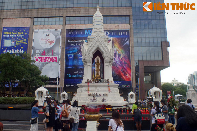 Do cách thức hành lễ đặc trưng này mà tất cả các điện thờ Phật bốn mặt đều có không gian thông thoáng ở bốn phía.