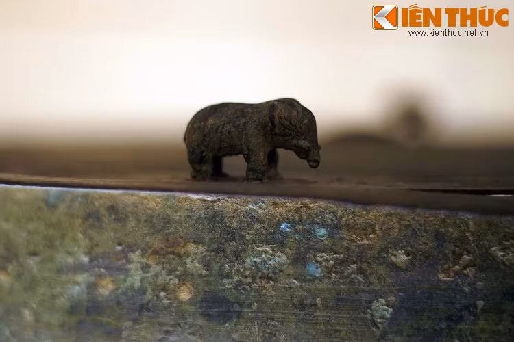 Hình tượng voi trên trống Hồi Xuân được tạo tác với phong cách tả thực rất sinh động, thể hiện con voi ở dáng đứng với cấu tạo giải phẫu khá gần với voi thật.