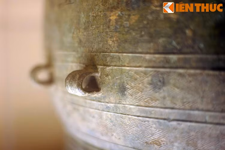 Trống có 4 quai nhỏ trên tang trống. Trang trí trên bề mặt trống chủ yếu là hoa văn hình học lặp đi lặp lại, mô típ quen thuộc của trống đồng Heger II.