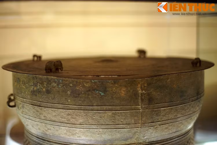 Nét đặc sắc nhất của trống đồng Hồi Xuân là ở mặt trống có hai tượng voi và hai tượng ếch cách đều, xen kẽ nhau. Đây là một trong số ít trống đồng có trang trí hình voi từng được phát hiện ở Việt Nam.