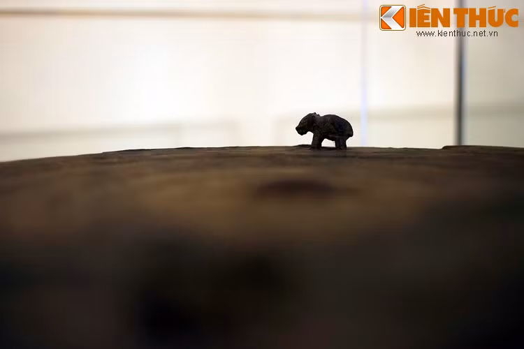 Trên phương diện khảo cổ, những trống đồng Heger II mang hình voi được phát hiện ở Việt Nam đều có niên đại sớm, khoảng thế kỷ 2 đến 3 sau Công nguyên, rất gần với niên đại của cuộc khởi nghĩa Hai Bà Trưng. Các trống đồng Heger II giai đoạn muộn hơn đều không có tượng voi.