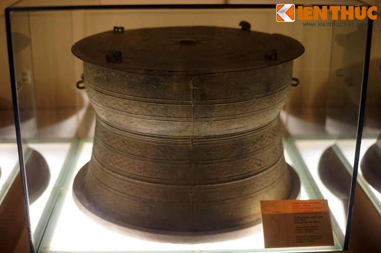 Được tìm thấy ở Thường Xuân, Thanh Hóa, trống đồng Hồi Xuân là một chiếc trống đồng độc đáo hiếm có trong bộ sưu tập trống đồng của Bảo tàng Lịch sử Quốc gia Việt Nam.