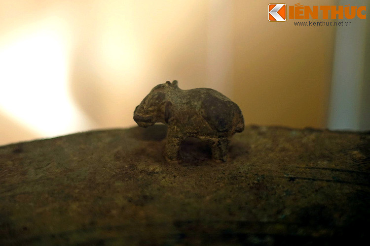 Người xưa đưa hình tượng voi lên trống đồng nhằm thể hiện ý nghĩa gì, cho đến nay vẫn chưa có lời giải đáp thấu đáo. Nhưng điều này khẳng định con voi đã là loài vật gần gũi với người Việt cổ từ hàng ngàn năm trước.