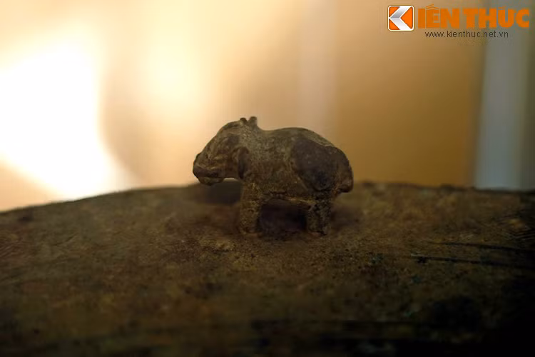 Người xưa đưa hình tượng voi lên trống đồng nhằm thể hiện ý nghĩa gì, cho đến nay vẫn chưa có lời giải đáp thấu đáo. Nhưng điều này khẳng định con voi đã là loài vật gần gũi với người Việt cổ từ hàng ngàn năm trước.