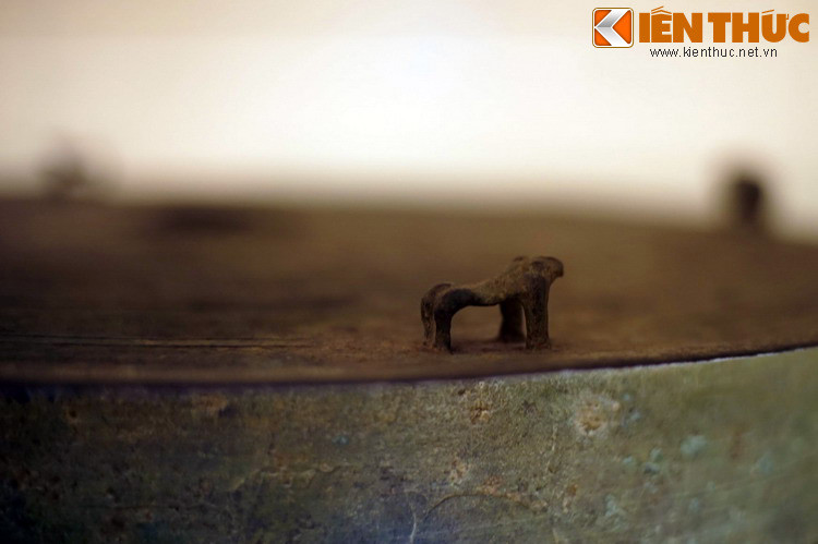 Theo quan niệm của người Việt cổ, ếch/cóc là con vật tượng trưng cho mưa. Việc tạc hình chúng trên trống đồng thể hiện ước muốn mưa thuận gió hòa, mùa màng tốt tươi, con đàn cháu đống.