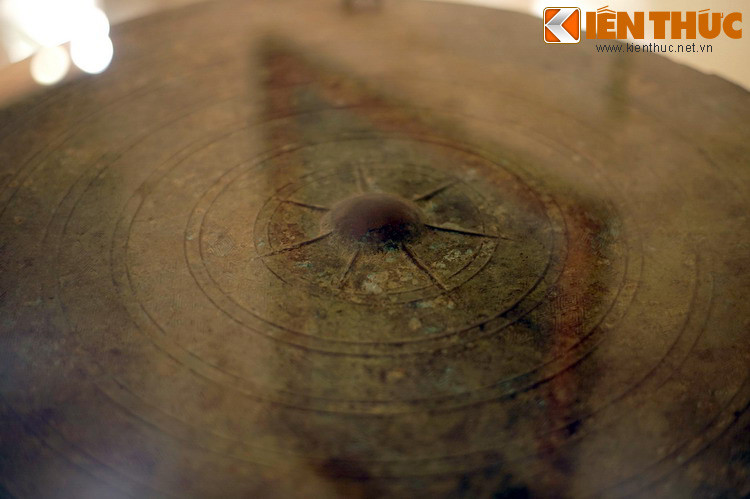 Thuộc loại Heger II, trống đồng Hồi Xuân có chiều cao 42 cm, đường kính mặt 66 cm. Giữa mặt trống là ngôi sao có 7 cánh nhỏ, một nét khác biệt với đa số trống đồng cùng loại Heger II, thường có 8 hoặc 12 cánh sao.