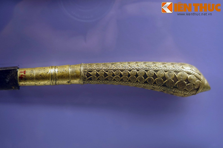 Chiếc chuôi "đẹp từng mm" của một thanh kiếm Xiêm. Ngày 20/1/1785, khi quân Xiêm lọt vào trận địa, pháo binh Tây Sơn bất ngờ tấn công, bộ binh và thủy quân xông ra tiêu diệt gần như toàn bộ quân địch.