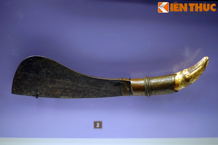 Một con dao có chuôi ngà của binh lính Xiêm. Sau trận Rạch Gầm - Xoài Mút, quân Xiêm chỉ còn vài nghìn người sống sót, phải liều chết đánh phá mở đường về nước. Chúa Nguyễn Ánh và đoàn tùy tùng cũng tan rã, chạy tháo thân cùng đám tàn binh này.