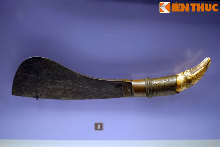 Một con dao có chuôi ngà của binh lính Xiêm. Sau trận Rạch Gầm - Xoài Mút, quân Xiêm chỉ còn vài nghìn người sống sót, phải liều chết đánh phá mở đường về nước. Chúa Nguyễn Ánh và đoàn tùy tùng cũng tan rã, chạy tháo thân cùng đám tàn binh này.