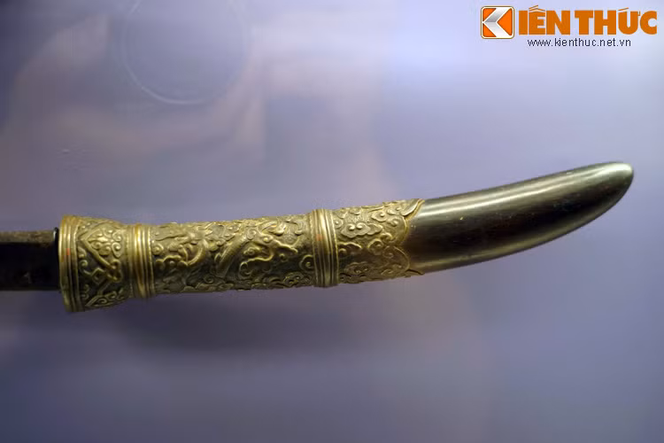 Hình rồng vờn mây trên chuôi thanh kiếm quân Xiêm từng sử dụng ở nước ta. Trước sức tấn công của quân Xiêm, thủ lĩnh quân Tây Sơn là Nguyễn Huệ liền cho thủy quân mai phục sẵn ở đoạn sông Rạch Gầm - Xoài Mút, còn bộ binh và pháo binh thì mai phục ở trên bờ.