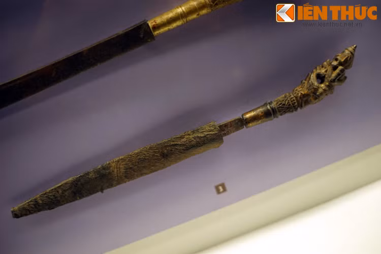 Con dao dài có vỏ và chuôi gỗ hình dáng khá "cổ quái" của Xiêm. Chính sử của nhà Nguyễn về sau phải thừa nhận: "... quân Xiêm (từ sau khi thua trận Rạch Gầm – Xoài Mút) tuy ngoài miệng thì nói khoác nhưng trong bụng thì sợ Nguyễn Huệ như sợ cọp".