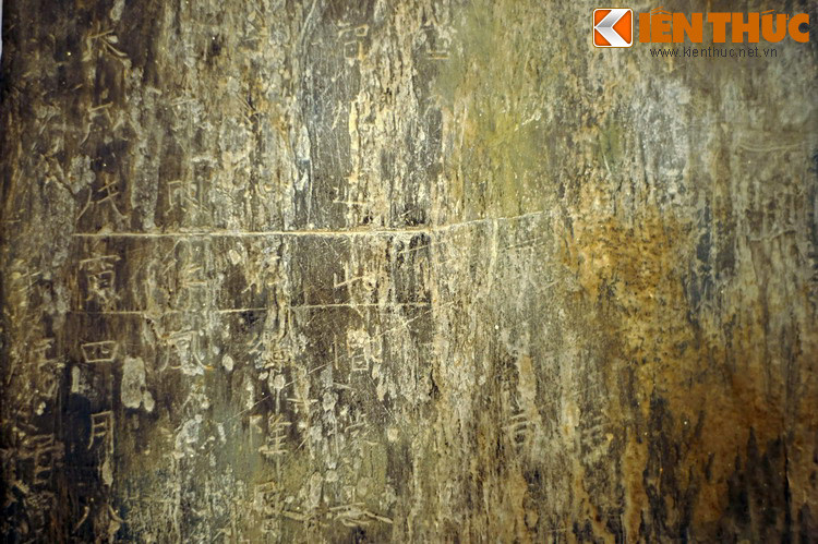 Mặt bia nhiều chỗ đã bị bào mòn, nhiều chữ bị mờ không nhìn thấy rõ nét. Qua những gì còn đọc được, tấm bia ghi lại thân thế và sự nghiệp của hào trưởng Lê Cốc (Lê Ngọc) cùng sự kiện ông và các con khởi nghĩa chống lại nhà Đường năm 618.