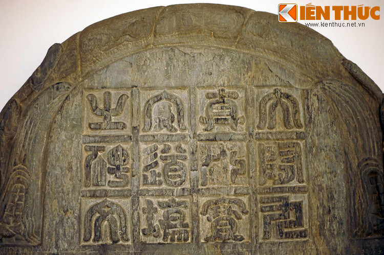 Hiện vật có chiều cao 153 cm, rộng 77cm, dày 10,5cm, chia làm 3 phần: trán bia, thân bia và chân bia. Trán bia có các chữ "Đại Tùy Cửu Chân bộ Bửu An đạo trường chi bi văn".