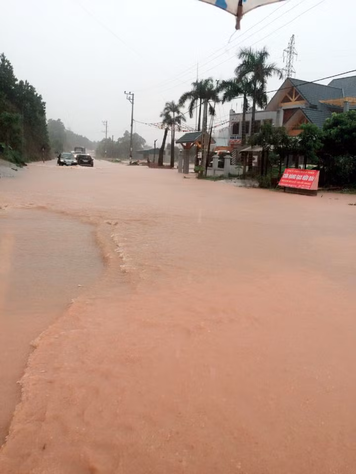 Trận mưa đầu hạ báo hiệu những trận mưa lớn sẽ xảy ra trong năm 2016 (Ảnh Điệp Quyết).