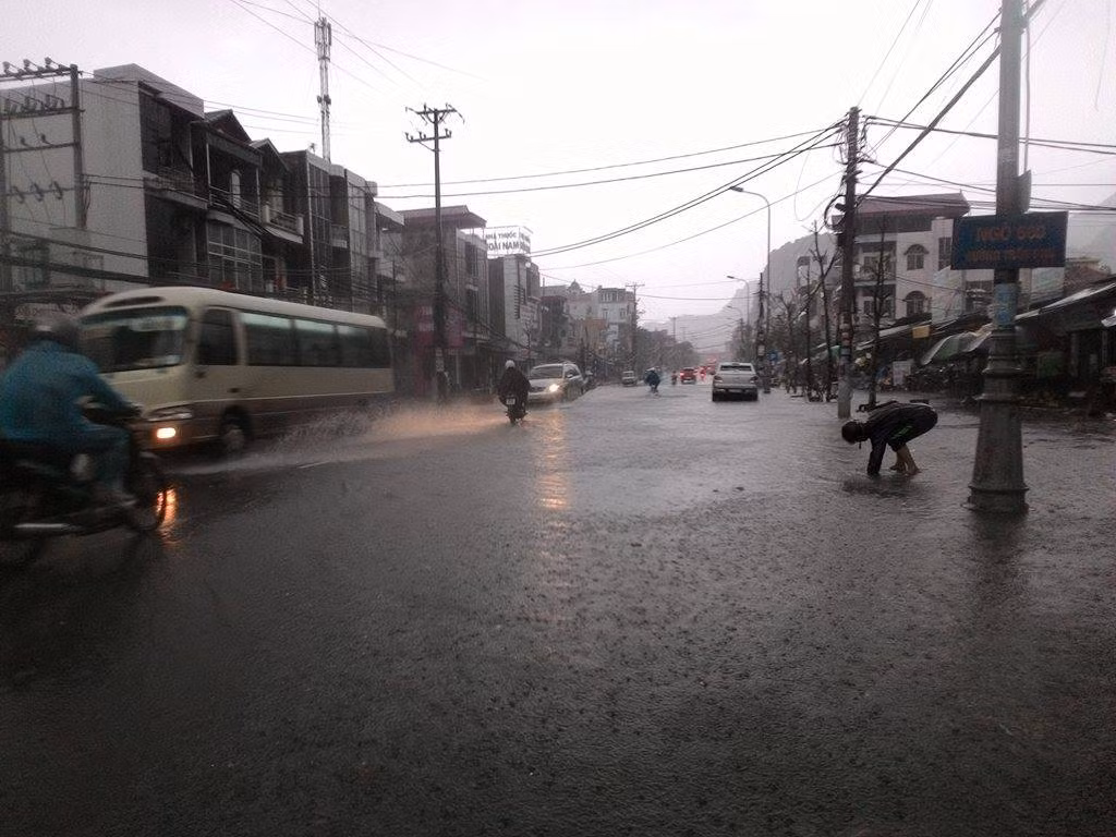 Trận mưa đầu hạ năm 2016 làm nhiều người dân nhớ lại những ngày tháng kinh hoàng trong trận mưa lũ lịch sử năm 2015 tại TP Cẩm Phả.