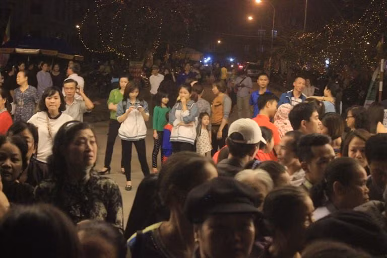 Ai cũng muốn một lần được chiêm ngưỡng tượng Phật ngọc hòa bình.