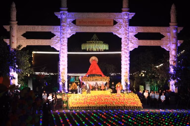 Trong đêm khai mạc Đại lễ, nhiều nghi lễ thiêng đã được diễn ra trong sự thành kính của hàng nghìn người có mặt cung nghinh, chiêm bái tượng Phật ngọc.