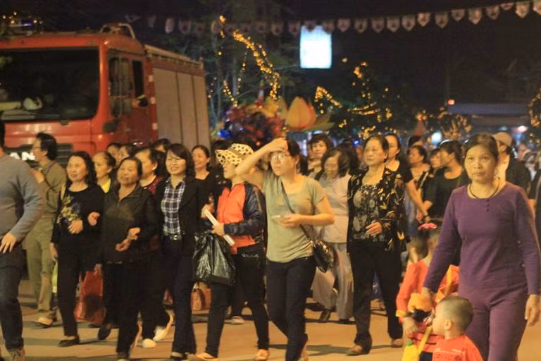 Các con đường dẫn vào chùa Hồng Phúc, dòng người đông như nêm cối.