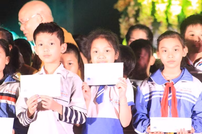 Những em nhỏ hoan hỉ được nhận phần quà.