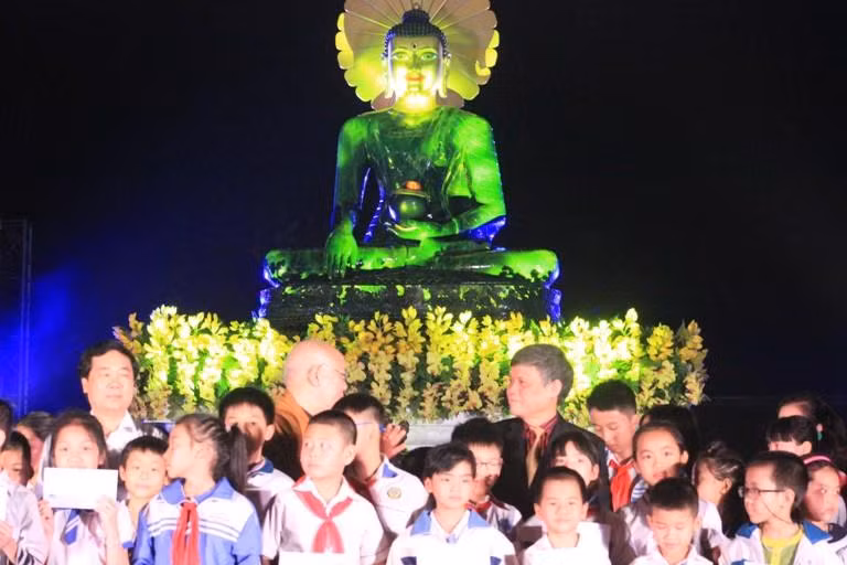 Hình ảnh Đức Phật với tư thế “xúc đại ấn” trong Bảo Tháp Đại Bồ Đề ở Bồ Đề Đạo Tràng, Ấn Độ đã được chọn làm mẫu tượng cho Phật Ngọc. Tôn tượng hoàn thiện cao 2,54m, ngang 1,77m, nơi dày nhất khoảng 1m gồm 5 phần ghép lại là kim thân, nhục kế, hào quang, tòa sen và bình bát. Đức Phật bằng ngọc ngồi thiền trên tòa sen trong tư thế padmasana nghĩa là “Liên hoa tọa” trông rất uy nghi, thần thái đầy từ bi. Hai bàn tay Đức Phật được tạo hình mỹ thuật với tay phải thòng xuống chấm đất, các ngón tay sít sao úp vào phía trong gần đầu gối phải. Bàn tay trái ngửa ra với các ngón tay hơi cong lên, đặt giữa hai đùi. Cùng với tượng là 2 vòng hào quang đường kính khoảng 1m được thiết kế mỹ thuật, tinh xảo.